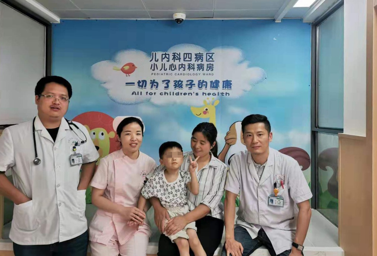 出院前，宝妈和宝宝开心地与手术医生孙景巍（右一）、管床医生李加晨（左一）及护士贺柳合影。